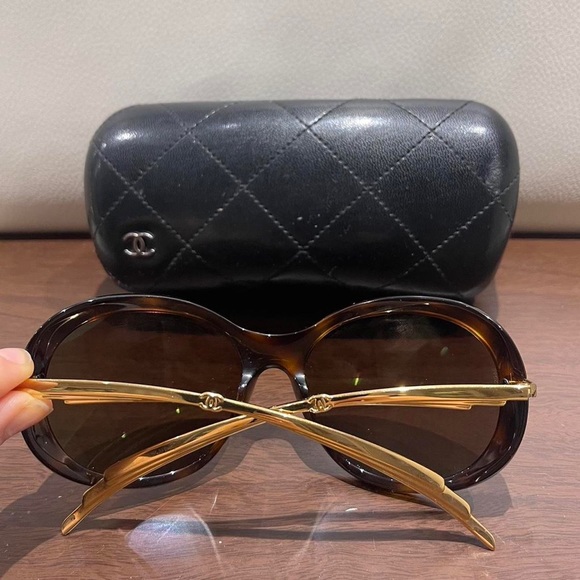 Authentic Chanel vintage tortoise sunglasses with gold rim - Picture 5 of 6